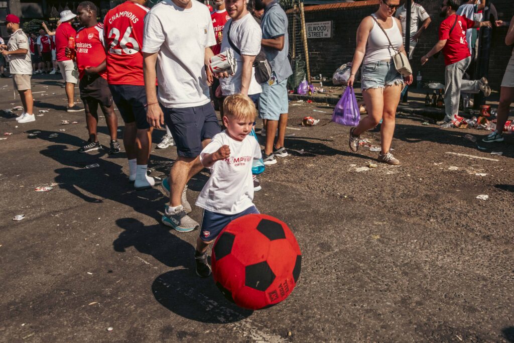 bimbo gioca in strada per festeggiamenti Arsenal
